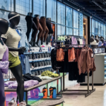 Binnenkant van een sportwinkel, symboliserend de toekomst van de sportbranche, waar klantbeleving en productaanbod samenkomen in lijn met de Branchevisie Sport 2025.